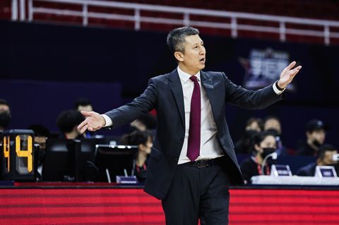 编剧、导演刘江江祖辈从事殡葬行业，同时具有多年民生节目的制作经历，不仅具备执导殡葬题材电影所需的生命积淀，更拥有对市井风情、人物状态的精准捕捉，平淡生活在他笔下熠熠生辉